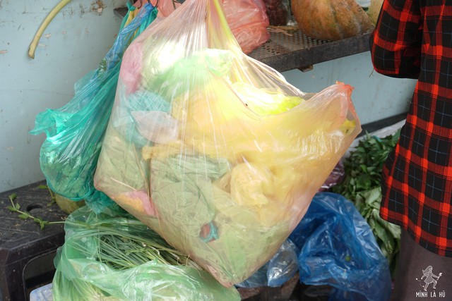 Người tặng tấm biển Tui bán rau, không bán túi nilon cho các sạp hàng ở Sài Gòn: Các cô chú làm được thì chúng mình cũng làm được! - Ảnh 3.