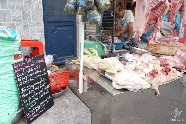 Người tặng tấm biển Tui bán rau, không bán túi nilon cho các sạp hàng ở Sài Gòn: Các cô chú làm được thì chúng mình cũng làm được! - Ảnh 4.