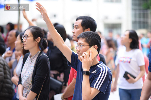 Nóng: Vỡ trận trước cổng trường ĐH Ngoại Ngữ, hàng nghìn phụ huynh chen chúc gọi Con ơi, mẹ đây, bố đây gây náo loạn - Ảnh 8.