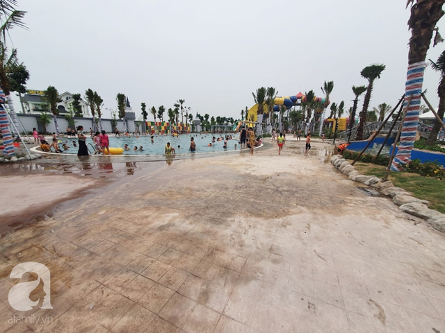 Mới khai trương hơn 1 ngày, công viên nước lớn nhất Thủ đô đã đục ngầu như ao, rác nổi lềnh phềnh bể bơi - Ảnh 11. Mới khai trương hơn 1 ngày, công viên nước lớn nhất Thủ đô đã đục ngầu như ao, rác nổi lềnh phềnh bể bơi - Ảnh 11.