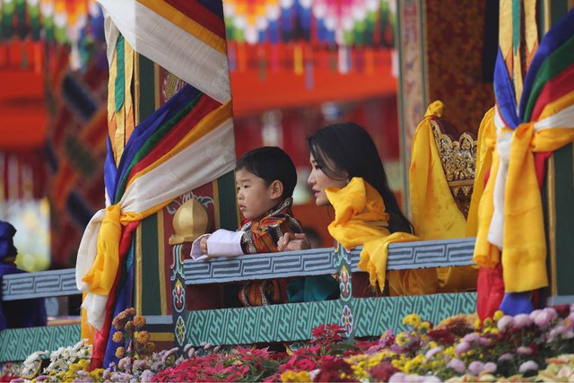 Vương quốc hạnh phúc Bhutan công bố hình ảnh mới nhất của hoàng tử bé khiến nhiều người ngỡ ngàng vì thay đổi quá nhiều - Ảnh 7.