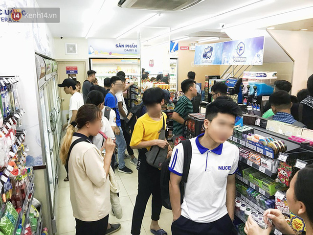 Hình ảnh xấu xí của sinh viên tại các cửa hàng tiện lợi mùa nóng: Chen chúc nhau ngồi lỳ từ sáng đến khuya, xả rất nhiều rác thải nhựa - Ảnh 11.
