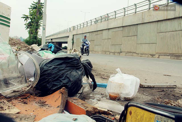 Chùm ảnh: Vừa hoạt động 3 tháng, con đường mang tên nhà tư sản Trịnh Văn Bô đã ngập ngụa rác thải - Ảnh 11.