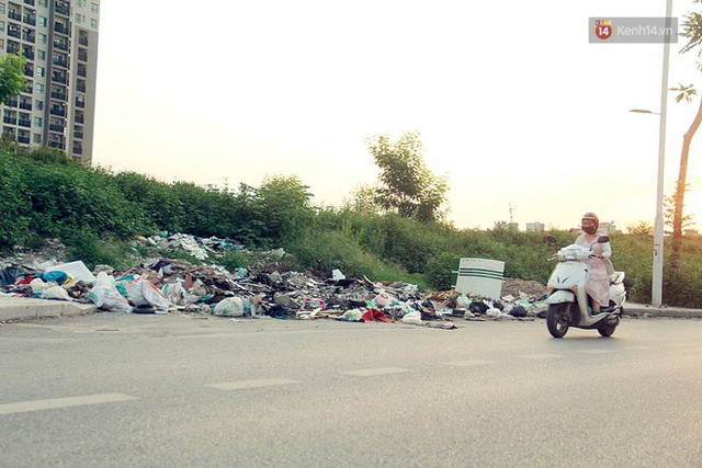 Chùm ảnh: Vừa hoạt động 3 tháng, con đường mang tên nhà tư sản Trịnh Văn Bô đã ngập ngụa rác thải - Ảnh 14.