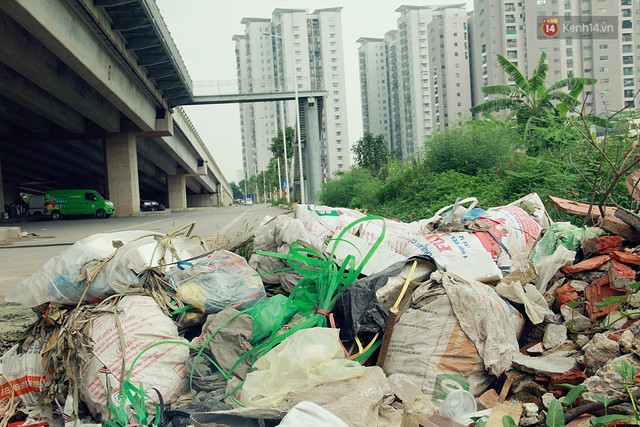 Chùm ảnh: Vừa hoạt động 3 tháng, con đường mang tên nhà tư sản Trịnh Văn Bô đã ngập ngụa rác thải - Ảnh 6.