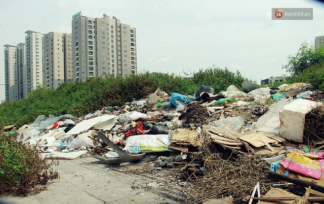 Chùm ảnh: Vừa hoạt động 3 tháng, con đường mang tên nhà tư sản Trịnh Văn Bô đã ngập ngụa rác thải - Ảnh 8.