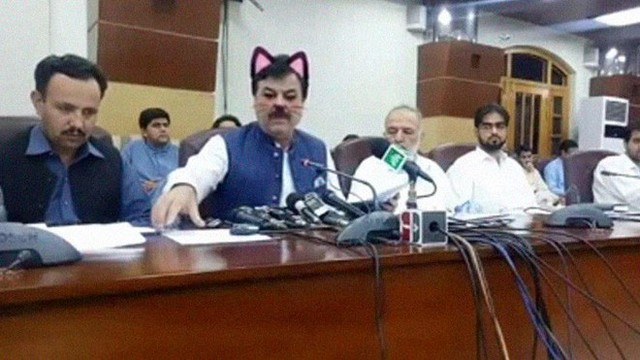 Pakistan: Live-stream họp báo chính phủ nhưng quên tắt filter mèo hồng cute - Ảnh 1.