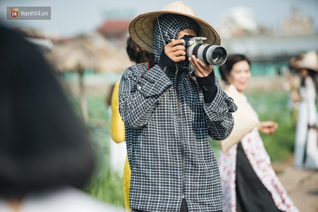 Đầm sen ở Nhật Tân có gì hot mà người dân Hà Nội ùn ùn kéo đến, lội xuống hồ chụp ảnh mỗi ngày? - Ảnh 21.