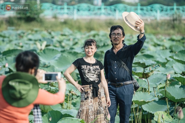 Đầm sen ở Nhật Tân có gì hot mà người dân Hà Nội ùn ùn kéo đến, lội xuống hồ chụp ảnh mỗi ngày? - Ảnh 30.