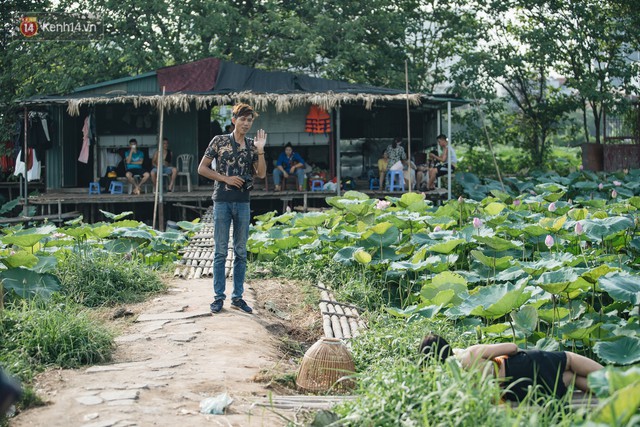 Đầm sen ở Nhật Tân có gì hot mà người dân Hà Nội ùn ùn kéo đến, lội xuống hồ chụp ảnh mỗi ngày? - Ảnh 32.
