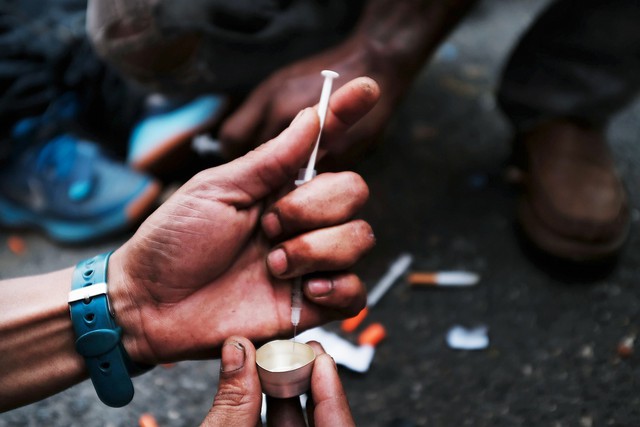 Chính phủ Anh thử nghiệm cấp heroin miễn phí cho các con nghiện - Ảnh 2.
