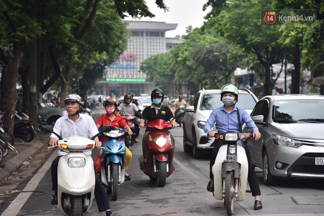 Đường Trần Hưng Đạo bị rào chắn để thi công nhà ga, dân văn phòng chui dây tìm lối thoát - Ảnh 1.