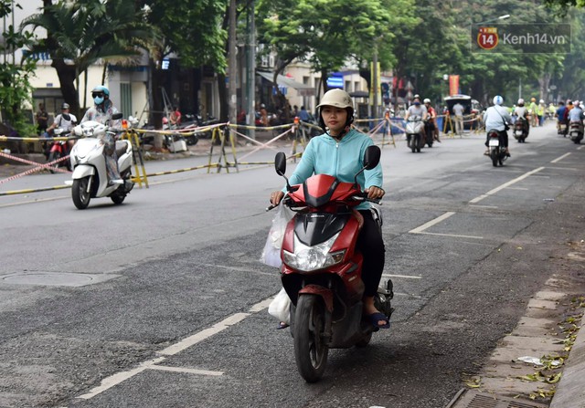 Đường Trần Hưng Đạo bị rào chắn để thi công nhà ga, dân văn phòng chui dây tìm lối thoát - Ảnh 11.