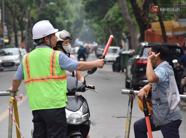 Đường Trần Hưng Đạo bị rào chắn để thi công nhà ga, dân văn phòng chui dây tìm lối thoát - Ảnh 13.