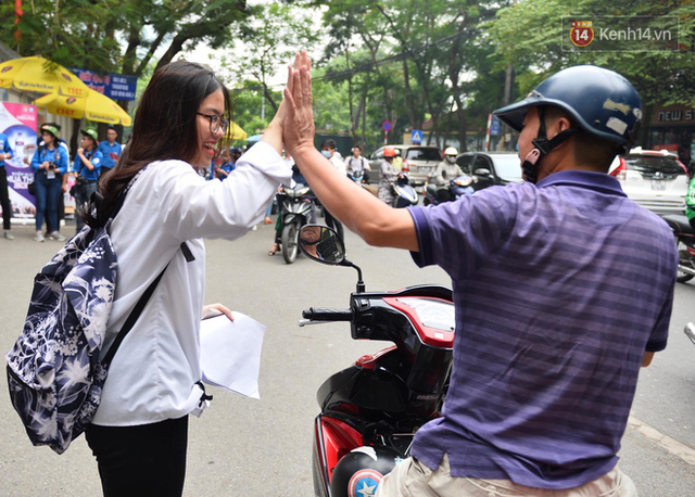 Những nụ hôn vội cha mẹ trao con trước cổng trường thi: Con đã cố gắng hết sức rồi, về nhà ăn cơm với mẹ thôi! - Ảnh 12. Những nụ hôn vội cha mẹ trao con trước cổng trường thi: Con đã cố gắng hết sức rồi, về nhà ăn cơm với mẹ thôi! - Ảnh 12.