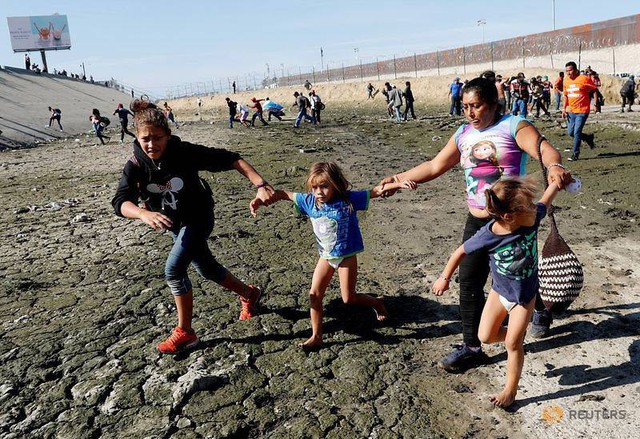Những bức ảnh lay động lòng người cho thấy sự tàn nhẫn của thảm họa di cư, khi hàng rào thép gai nơi biên giới cứa nát cuộc đời những đứa trẻ - Ảnh 12.