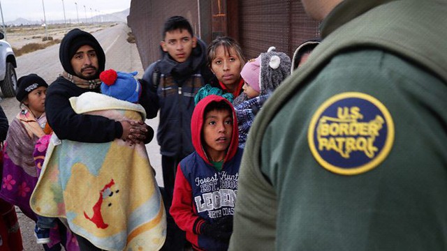 Những bức ảnh lay động lòng người cho thấy sự tàn nhẫn của thảm họa di cư, khi hàng rào thép gai nơi biên giới cứa nát cuộc đời những đứa trẻ - Ảnh 17.