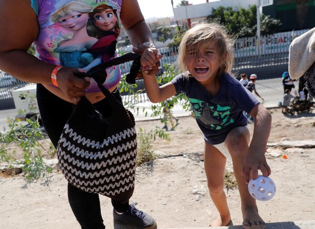 Những bức ảnh lay động lòng người cho thấy sự tàn nhẫn của thảm họa di cư, khi hàng rào thép gai nơi biên giới cứa nát cuộc đời những đứa trẻ - Ảnh 4.