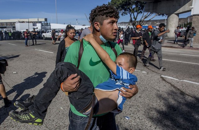 Những bức ảnh lay động lòng người cho thấy sự tàn nhẫn của thảm họa di cư, khi hàng rào thép gai nơi biên giới cứa nát cuộc đời những đứa trẻ - Ảnh 8.