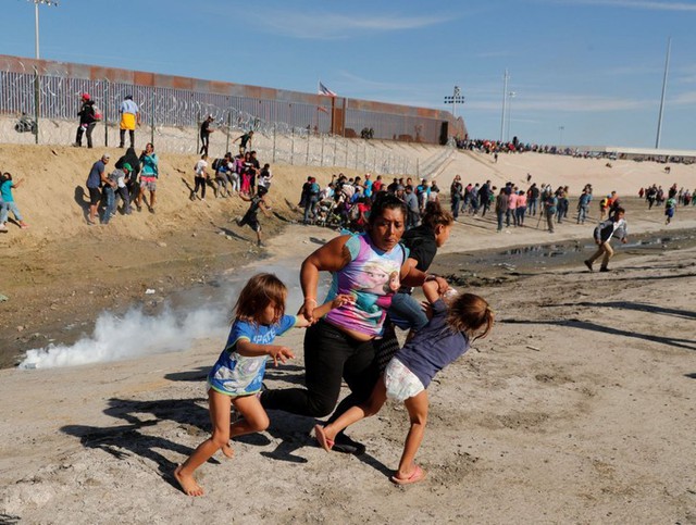 Những bức ảnh lay động lòng người cho thấy sự tàn nhẫn của thảm họa di cư, khi hàng rào thép gai nơi biên giới cứa nát cuộc đời những đứa trẻ - Ảnh 9.