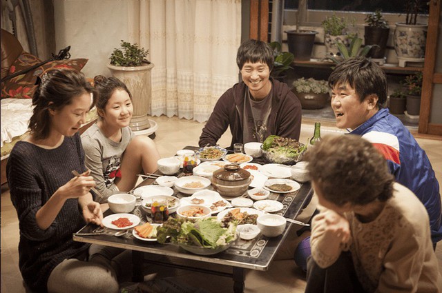Văn hóa sum vầy trên bàn ăn của người Hàn Quốc: Cả nhà quây quần ngày càng ít, giờ là thời đại của những bữa ăn một mình cô độc - Ảnh 2.