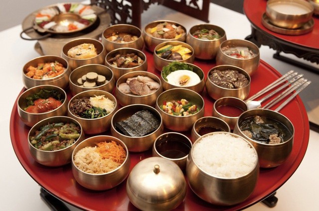 Văn hóa sum vầy trên bàn ăn của người Hàn Quốc: Cả nhà quây quần ngày càng ít, giờ là thời đại của những bữa ăn một mình cô độc - Ảnh 6.