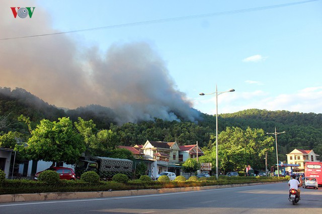 Cháy rừng ở Hà Tĩnh bùng phát trở lại uy hiếp trạm xăng - Ảnh 1.