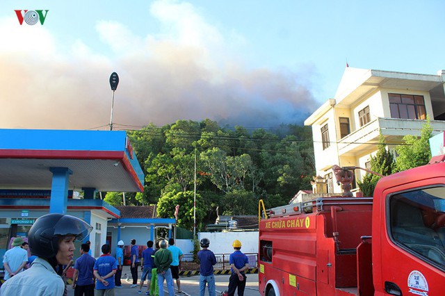 Cháy rừng ở Hà Tĩnh bùng phát trở lại uy hiếp trạm xăng - Ảnh 2.
