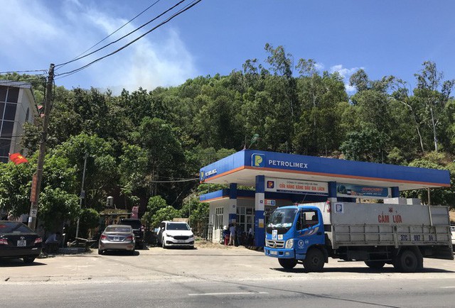 Cháy rừng ở Hà Tĩnh: Đổ cát, tưới nước lên nắp bể xăng hàng chục nghìn lít tránh cháy nổ - Ảnh 4.