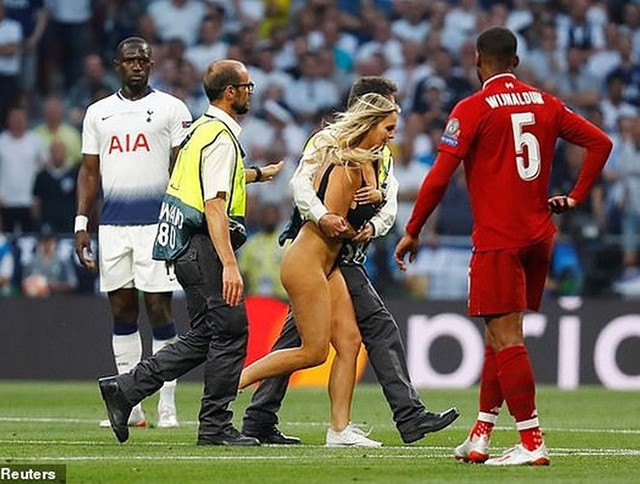 Người mẫu phim người lớn làm loạn chung kết cúp C1 đã bị Instagram trảm không thương tiếc - Ảnh 2.