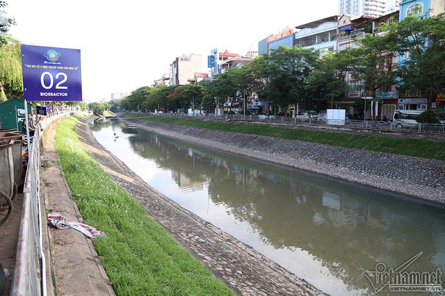 Trải chiếu nằm ngủ, say sưa đọc sách bên bờ sông Tô Lịch - Ảnh 15.