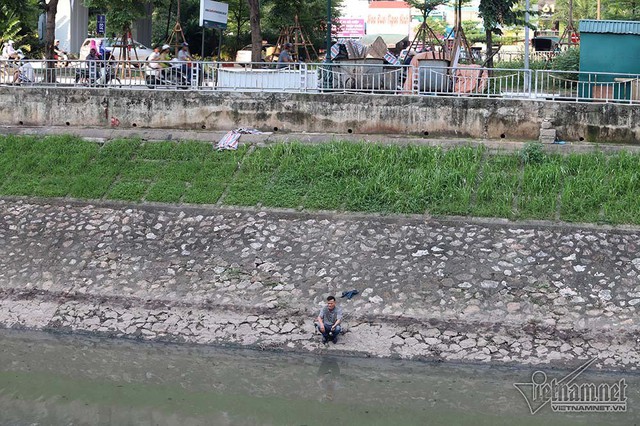 Trải chiếu nằm ngủ, say sưa đọc sách bên bờ sông Tô Lịch - Ảnh 7.