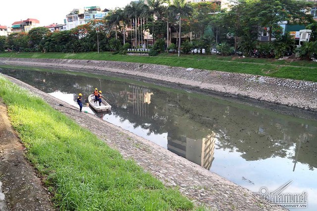 Trải chiếu nằm ngủ, say sưa đọc sách bên bờ sông Tô Lịch - Ảnh 10.