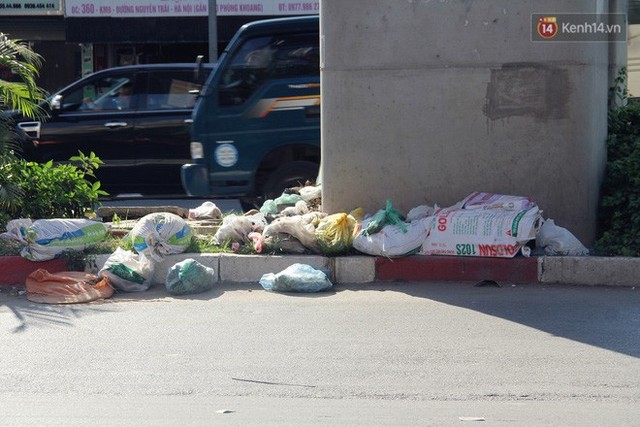 Đường sắt Cát Linh – Hà Đông: Chân nhà ga ngập tràn rác thải hôi thối, trở thành nơi nuôi nhốt gà - Ảnh 16.