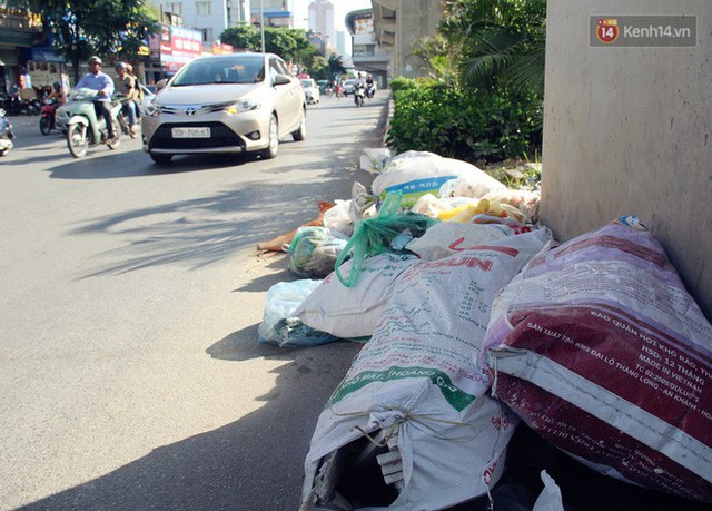 Đường sắt Cát Linh – Hà Đông: Chân nhà ga ngập tràn rác thải hôi thối, trở thành nơi nuôi nhốt gà - Ảnh 17.