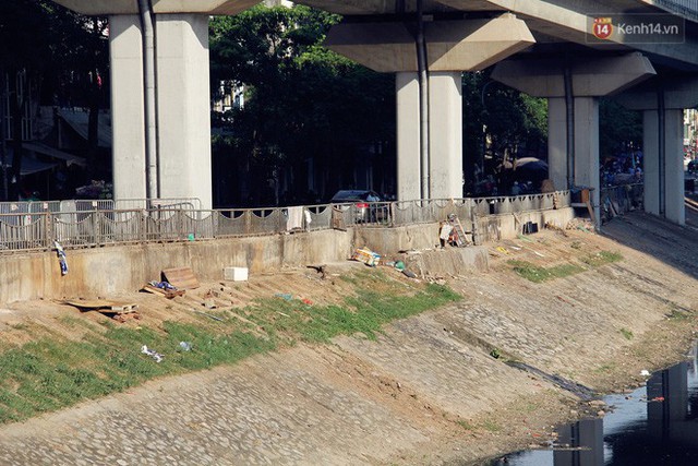 Đường sắt Cát Linh – Hà Đông: Chân nhà ga ngập tràn rác thải hôi thối, trở thành nơi nuôi nhốt gà - Ảnh 19.