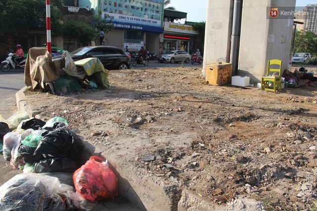 Đường sắt Cát Linh – Hà Đông: Chân nhà ga ngập tràn rác thải hôi thối, trở thành nơi nuôi nhốt gà - Ảnh 21.