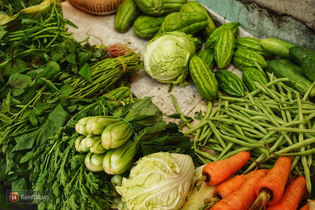Gặp cô bán rau vui tính ở Sài Gòn với tấm bảng không bán túi nilon: Nhiều khách bảo cô làm trò xàm xí! - Ảnh 7.
