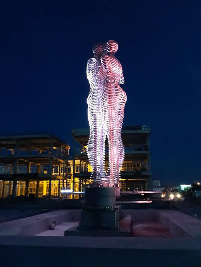 HOT: Hình ảnh nhá hàng hiếm hoi của bức tượng tình nhân “biết đi” lần đầu tiên có mặt tại Việt Nam - Ảnh 9.