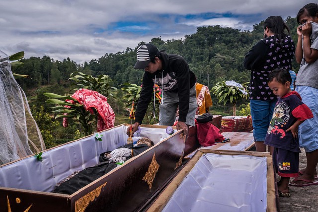 Bộ lạc văn minh nhưng có tập tục mai táng kỳ lạ nhất thế giới: Sống chung với thi thể đến khi nào con cháu đủ tiền tỷ làm đám ma thì chôn - Ảnh 8.