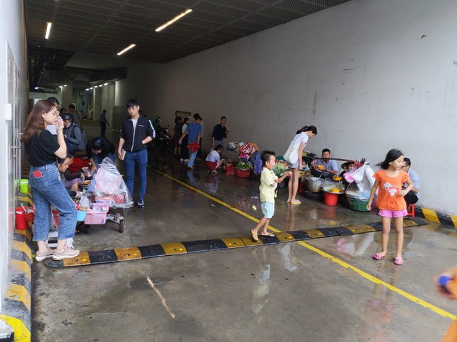 Cơn mưa bất chợt ở Sài Gòn và hành động đẹp của một TTTM đối với những người bán hàng rong khiến nhiều người ấm lòng - Ảnh 1.