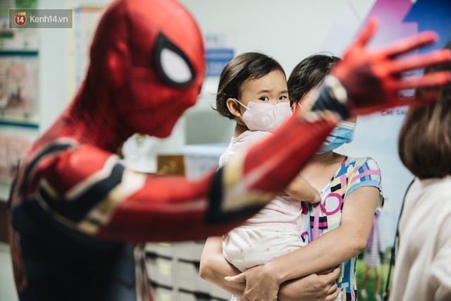 Chàng trai 26 tuổi trong bộ đồ người nhện ở Bệnh viện Nhi Trung ương: “Thay vì chờ đợi, hãy tự tạo cơ hội giúp đỡ người khác” - Ảnh 14.