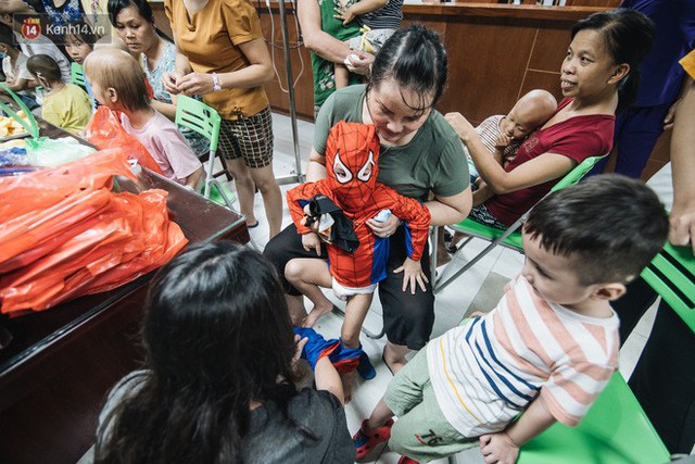 Chàng trai 26 tuổi trong bộ đồ người nhện ở Bệnh viện Nhi Trung ương: “Thay vì chờ đợi, hãy tự tạo cơ hội giúp đỡ người khác” - Ảnh 20.
