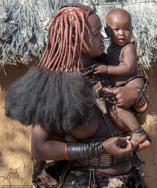 Hình ảnh độc đáo về bộ tộc sống cách biệt với thế giới: Không tắm bằng nước, phụ nữ ở trần, dùng đất sét để làm tóc và trang điểm - Ảnh 3.