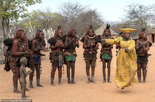 Hình ảnh độc đáo về bộ tộc sống cách biệt với thế giới: Không tắm bằng nước, phụ nữ ở trần, dùng đất sét để làm tóc và trang điểm - Ảnh 5.