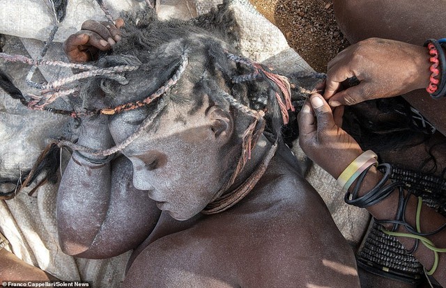 Hình ảnh độc đáo về bộ tộc sống cách biệt với thế giới: Không tắm bằng nước, phụ nữ ở trần, dùng đất sét để làm tóc và trang điểm - Ảnh 7.