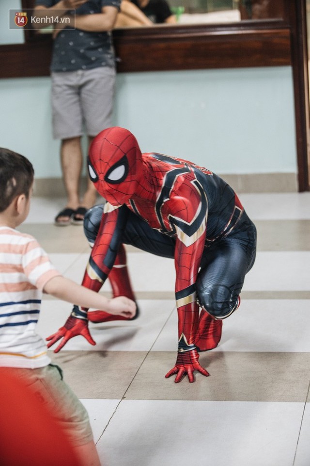 Chàng trai 26 tuổi trong bộ đồ người nhện ở Bệnh viện Nhi Trung ương: “Thay vì chờ đợi, hãy tự tạo cơ hội giúp đỡ người khác” - Ảnh 10.