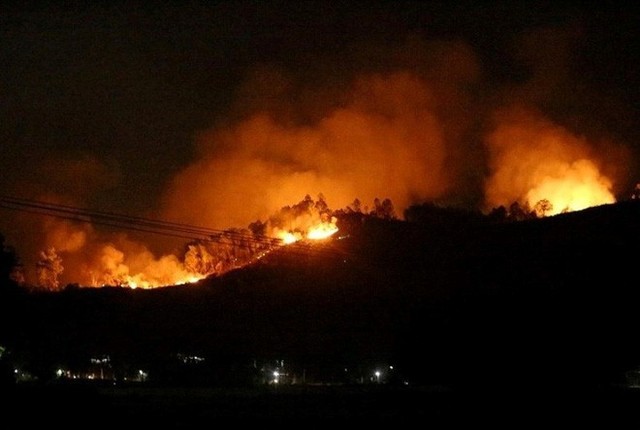 Hà Tĩnh: Lại cháy rừng tại Hương Sơn, khẩn cấp sơ tán dân trong đêm - Ảnh 1.