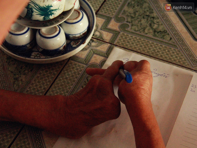 Gặp gia đình có duy nhất một ngón tay ở Hà Nam: Người thầy vượt qua nghịch cảnh, viết chữ đẹp nhất vùng - Ảnh 2.