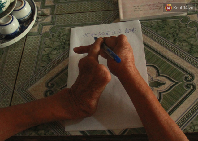 Gặp gia đình có duy nhất một ngón tay ở Hà Nam: Người thầy vượt qua nghịch cảnh, viết chữ đẹp nhất vùng - Ảnh 7.